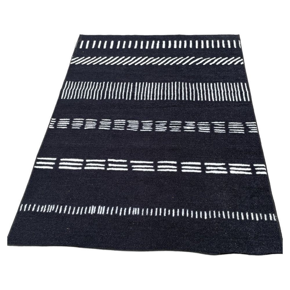 NWOT Room Essentials 100% Nylon Area Rug